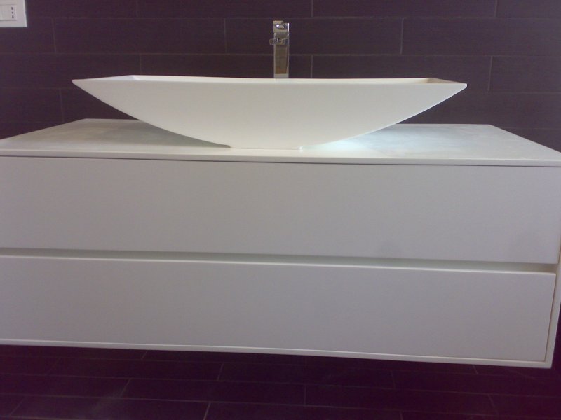 mobile bagno con lavabo in corian