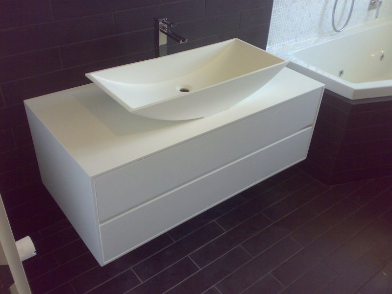 mobile bagno con lavabo in corian