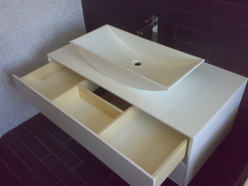 mobile bagno con lavabo in corian