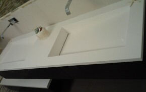 mobile bagno con lavabo in corian