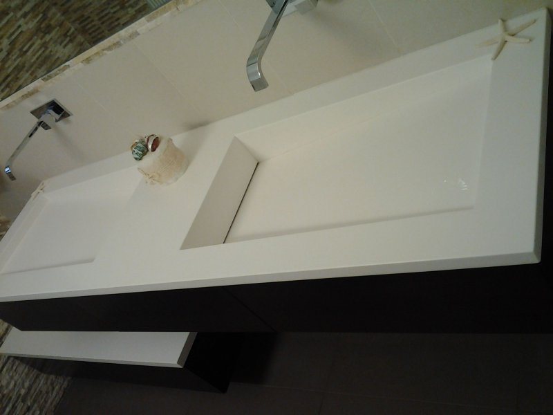 mobile bagno con lavabo in corian