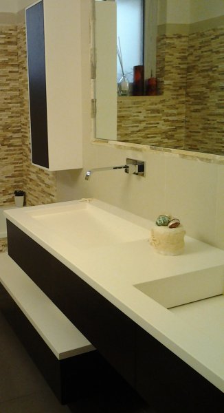 mobile bagno con lavabo in corian