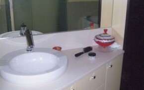 mobile bagno con lavabo in corian