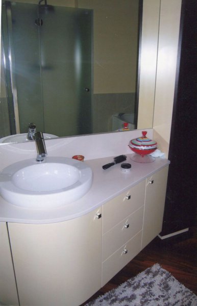 mobile bagno con lavabo in corian