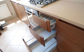 Cucina in legno su misura top in corian