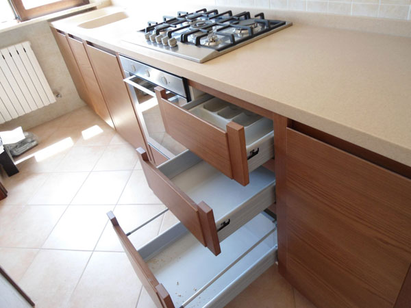 Cucina in legno su misura top in corian