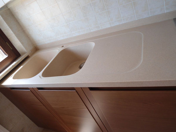 Cucina in legno su misura top in corian